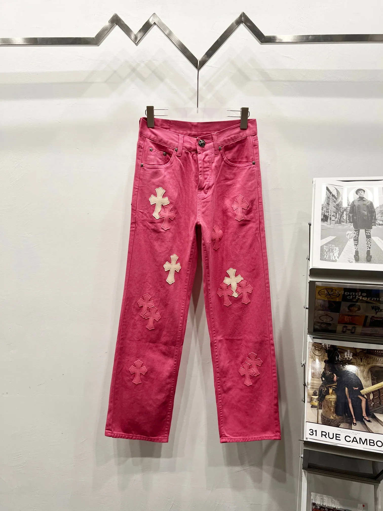 P260 style number: (c023) Chrome Hearts CH Chrome Hearts The same jeans worn by Fan Bingbing’s brother Fan Chengcheng exudes uninhibited personality and unique charm. Every wear and tear is carefully designed to present a unique artistic feel. Made of imported denim fabric, which has undergone heavy industrial washing and destruction treatment, the trousers show a super cool effect on the upper body, allowing you to dominate the fashion stage.  This is more than just a pair of jeans, it is an expression of attitude. With its unique design concept and ultimate pursuit of details, Croxin breaks traditional boundaries and defines the jeans trend in the new era. The trousers are made of double-layer woven fabric and matched with customized hardware, showing an incomparably beautiful and unique style, making every wearer the focus of fashion. Imported denim fabric, super heavy-duty washed and damaged, the upper body is super cool! Customized hardware, incomparably good-looking model. The production process is difficult. It has a high-street feel. Color: pink Size: 28, 30, 32, 34